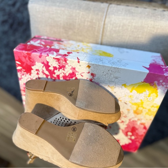 Chinese Laundry Tan Wedge Shoes - Picture 4 of 4